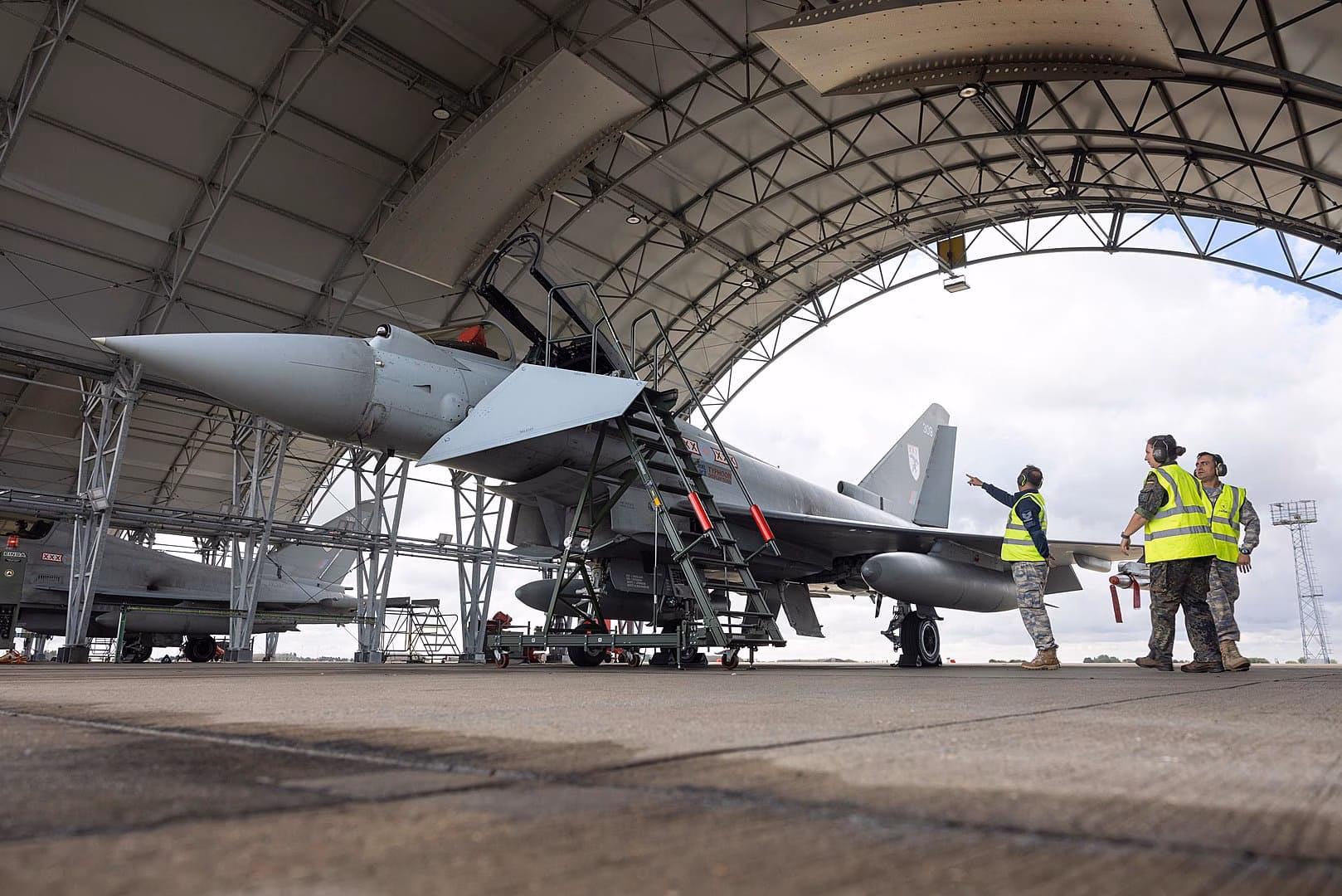Eurofighter Typhoon savaş uçağının bakım hangarındaki teknik incelemesi