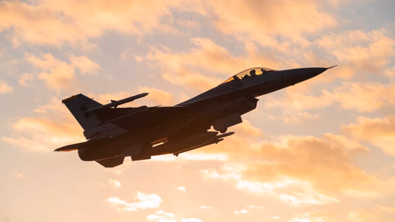 Almanya’da ABD’ye Ait F-16 Düştü, Pilot Fırlatma Koltuğuyla Kurtuldu